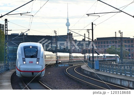 ドイツ最大の駅　ベルリン中央駅の朝　次々に発着する電車 120318688