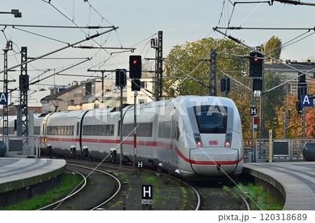 ドイツ最大の駅　ベルリン中央駅の朝　次々に発着する電車 120318689