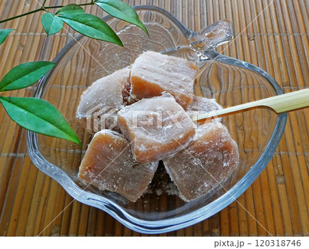 もっちりとした食感が美味しい、胡桃ゆべしの写真 もっちりとした食感が美味しい、胡桃ゆべしの写真 120318746