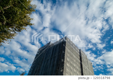 メッシュシートで覆われた建設工事中のマンション 120318798