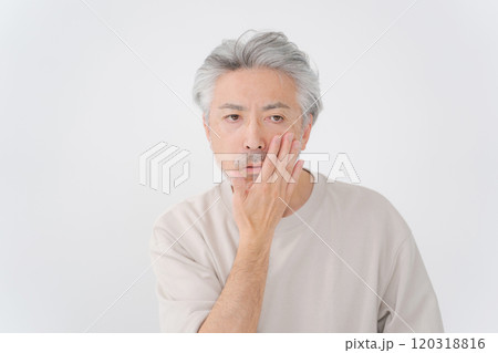 ミドルの白髪男性の美容 120318816