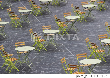 高層ビル広場の椅子とテーブル 120319123