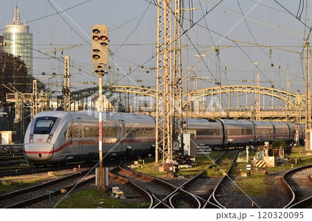 南ドイツ最大の駅　ミュンヘン中央駅の朝　次々に発着する電車 120320095