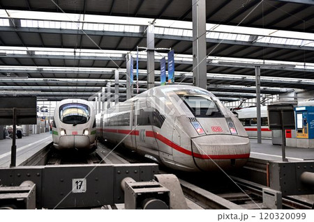 南ドイツ最大の駅 ミュンヘン中央駅の朝 次々に発着する電車 南ドイツ最大の駅 ミュンヘン中央駅の朝 次々に発着する電車 120320099