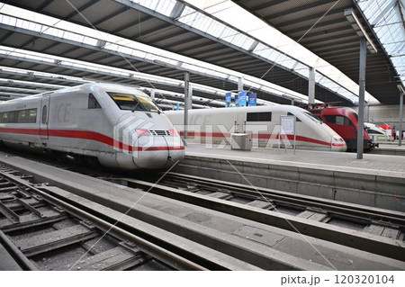南ドイツ最大の駅 ミュンヘン中央駅の朝 次々に発着する電車 南ドイツ最大の駅 ミュンヘン中央駅の朝 次々に発着する電車 120320104