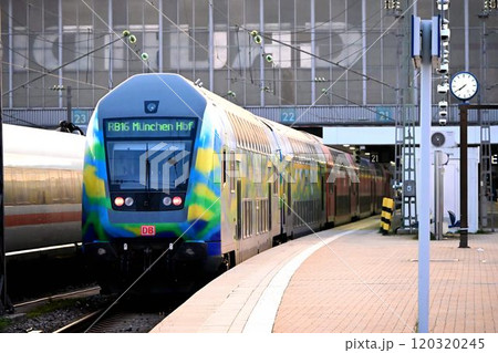 南ドイツ最大の駅 ミュンヘン中央駅の朝 次々に発着する電車 南ドイツ最大の駅 ミュンヘン中央駅の朝 次々に発着する電車 120320245