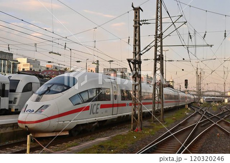 南ドイツ最大の駅 ミュンヘン中央駅の朝 次々に発着する電車 南ドイツ最大の駅 ミュンヘン中央駅の朝 次々に発着する電車 120320246