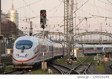 南ドイツ最大の駅 ミュンヘン中央駅の朝 次々に発着する電車 南ドイツ最大の駅 ミュンヘン中央駅の朝 次々に発着する電車 120320249