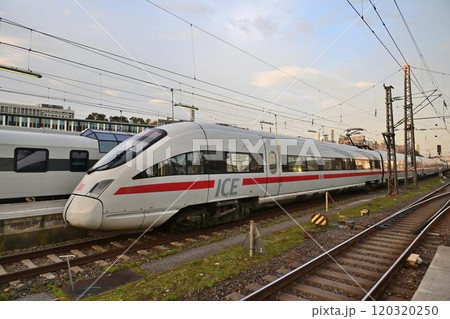 南ドイツ最大の駅　ミュンヘン中央駅の朝　次々に発着する電車 120320250