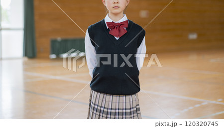 体育館の中にいる黒髪の日本人の女子生徒 120320745