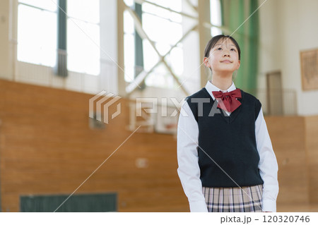 体育館の中にいる黒髪の日本人の女子生徒 120320746
