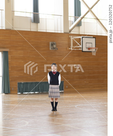 体育館の中にいる黒髪の日本人の女子生徒 120320752