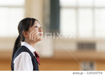 体育館の中で見上げる日本人の女子生徒 体育館の中で見上げる日本人の女子生徒 120320759