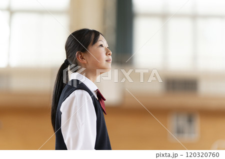 体育館の中にいる黒髪の日本人の女子生徒 120320760