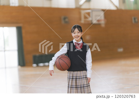 学校の体育館でバスケットボールを持つ女子学生 学校の体育館でバスケットボールを持つ女子学生 120320763