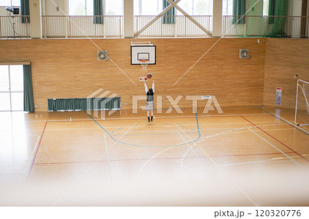学校の体育館でバスケットボールをする女子学生 学校の体育館でバスケットボールをする女子学生 120320776