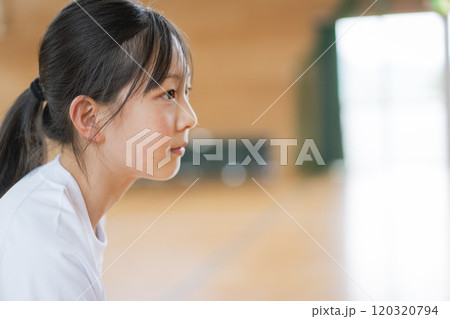 真剣な眼差しのポニーテールの女子生徒 真剣な眼差しのポニーテールの女子生徒 120320794
