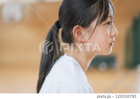 真剣な眼差しのポニーテールの女子生徒 120320795