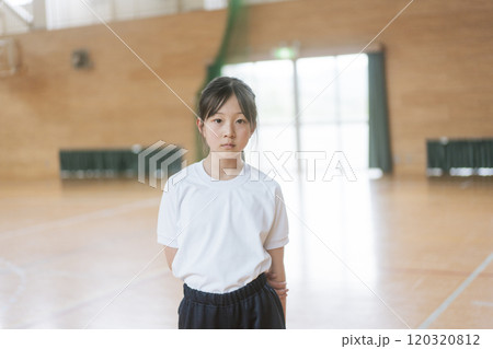 体育館の中にいるカメラ目線の女子生徒 体育館の中にいるカメラ目線の女子生徒 120320812