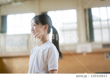 笑っているポニーテールの女性生徒の横顔 笑っているポニーテールの女性生徒の横顔 120320815