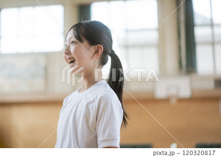 笑っているポニーテールの女性生徒の横顔 笑っているポニーテールの女性生徒の横顔 120320817