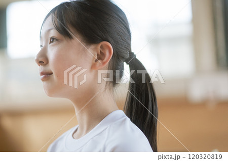 希望に満ちた表情の女子生徒の横顔 120320819