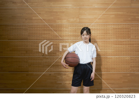 体育館でバスケットボールを持つ女子生徒 体育館でバスケットボールを持つ女子生徒 120320823
