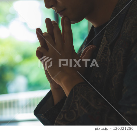 男性ポートレイト 120321280