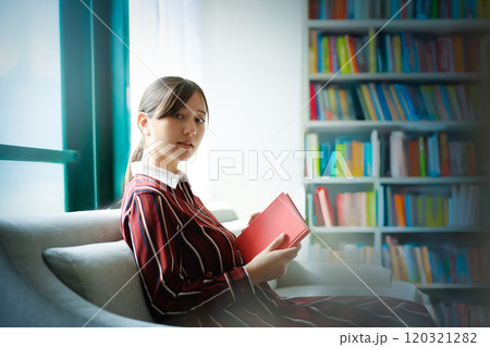 女性の室内ポートレート 120321282