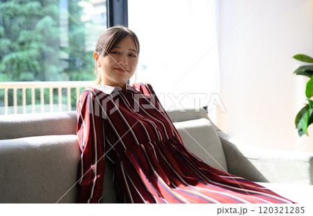 女性の室内ポートレート 120321285