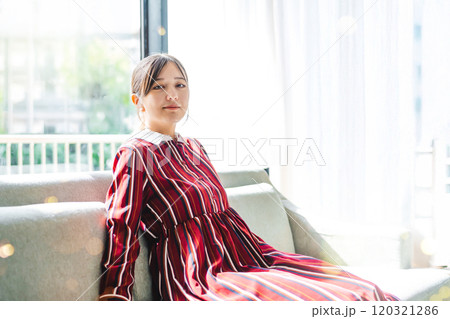 女性の室内ポートレート 女性の室内ポートレート 120321286