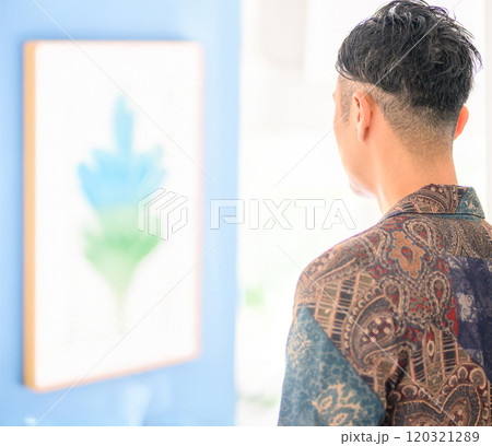 男性ポートレイト 120321289