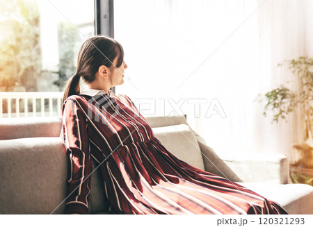 女性の室内ポートレート 女性の室内ポートレート 120321293