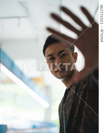 男性ポートレイト 120321296