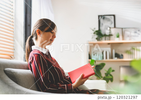 女性の室内ポートレート 120321297