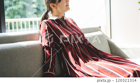 女性の室内ポートレート 女性の室内ポートレート 120321314