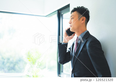 男性ポートレイト 120321320