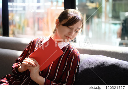 女性の室内ポートレート 120321327