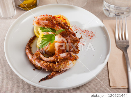 Fried octopus tentacles with potatoes Fried octopus tentacles with potatoes 120321444