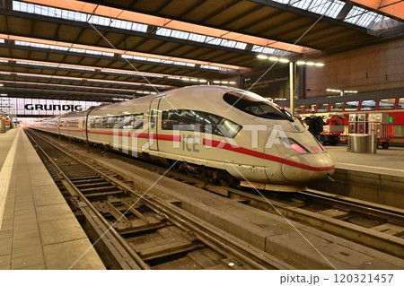 南ドイツ最大の駅 ミュンヘン中央駅の朝 次々に発着する電車 南ドイツ最大の駅 ミュンヘン中央駅の朝 次々に発着する電車 120321457
