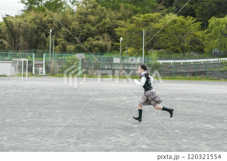 学校のグランドを走る日本人の女子中学生 120321554