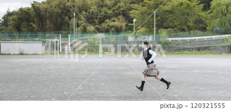 学校のグランドを走る日本人の女子中学生 120321555