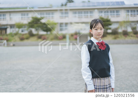 校庭に立つ真剣な眼差しの女子 120321556