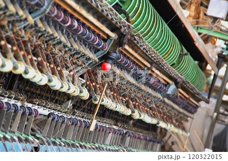 富岡製糸場の繰糸所に保存されている「自動繰糸機」 120322015