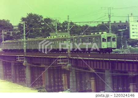 東急、多摩川を渡る東横線初代7000系7056他の各停・桜木町行、1976年7月30日 120324146