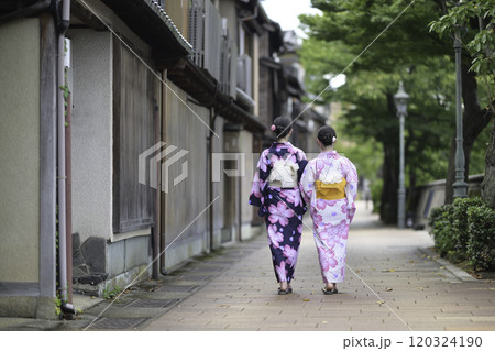 主計町茶屋街を散策する着物女子 主計町茶屋街を散策する着物女子 120324190