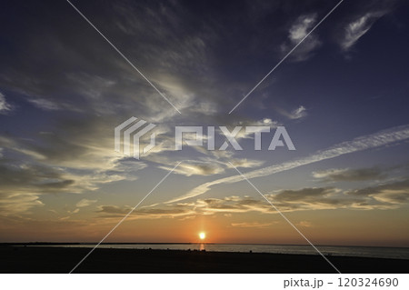 内灘海岸の夕焼け 120324690