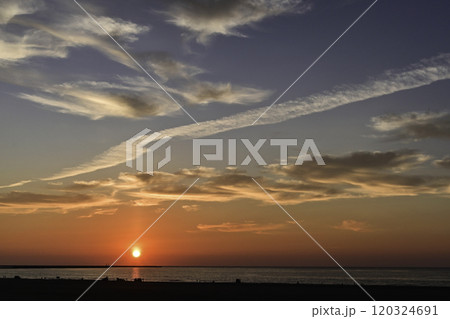 内灘海岸の夕焼け 内灘海岸の夕焼け 120324691