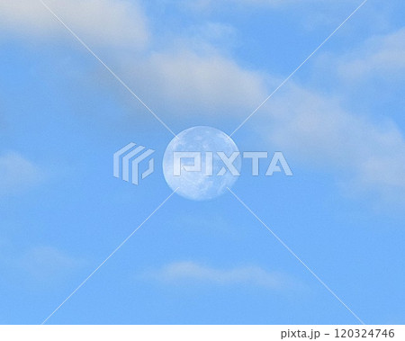 青空に浮かぶ明け方の白い月 120324746