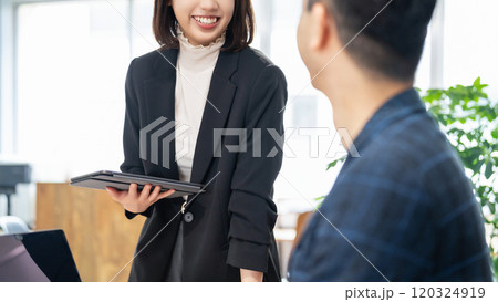 ミーティングをする男女2人のビジネスマン 120324919